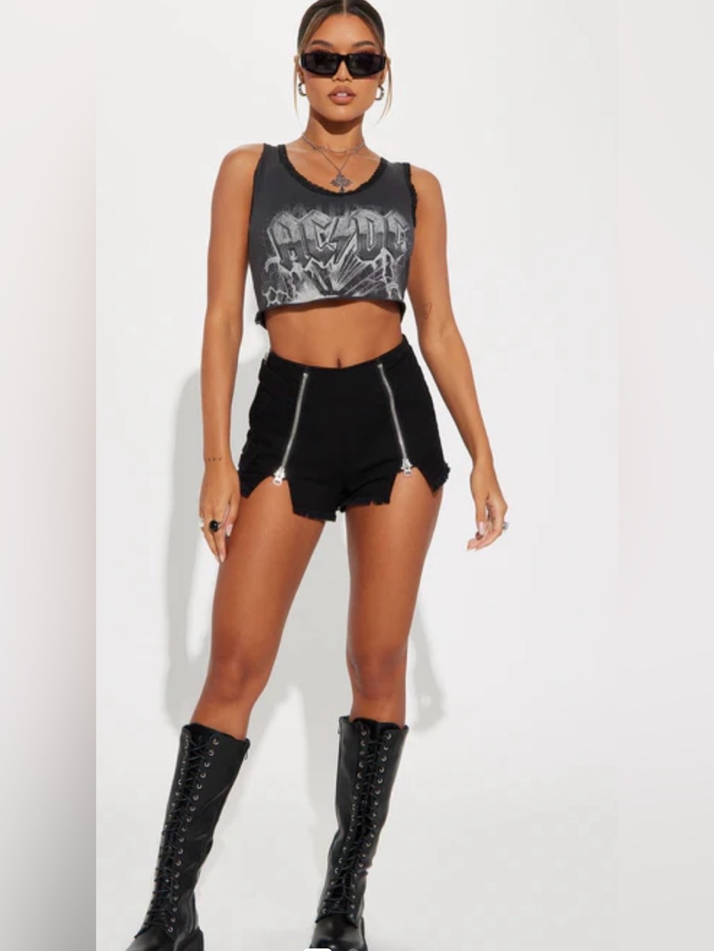 Fashion nova women’s XL all zipped up shorts with frayed hem, New with tags